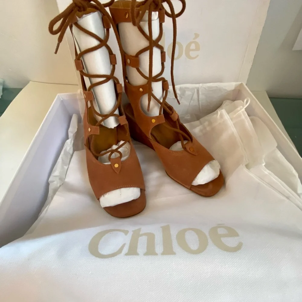 NWT CHLOE TAN SUEDE LACE UP WEDGE RUNWAY GLADIATOR SANDAL - Picture 14 of 16